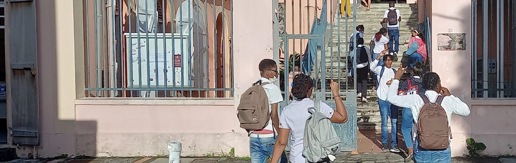 Des élèves qui rentrent dans le lycée Carnot